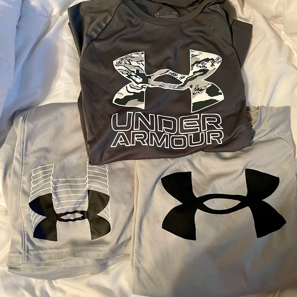 Boys Under Armour 2 shirts shorts YL large EUC light gray. Camo logo.